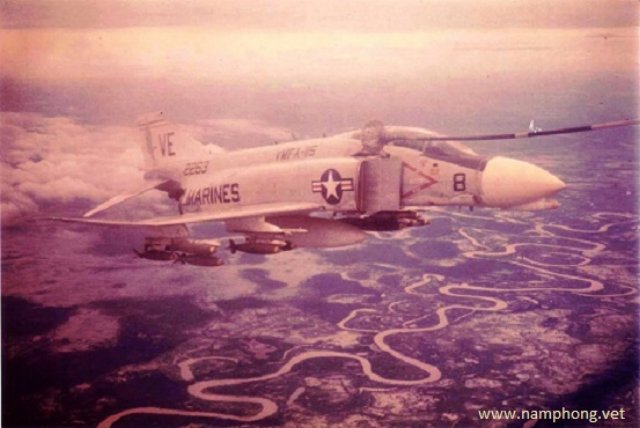 vmfa115refuelingovervietnamlinebackerii.jpg